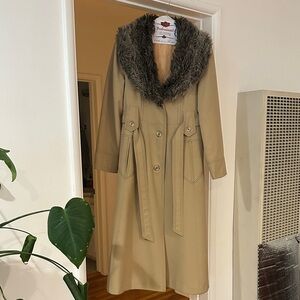 Women's Tan Coat with Faux Fur Collar VTG